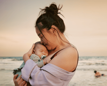 Mamá le lee un cuento a su hijo