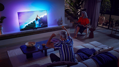 Familjen tittar på match med OLED-TV