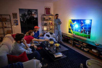 Sehen Sie sich die Spiele auf hochwertigem Ambilight-Fernseher an