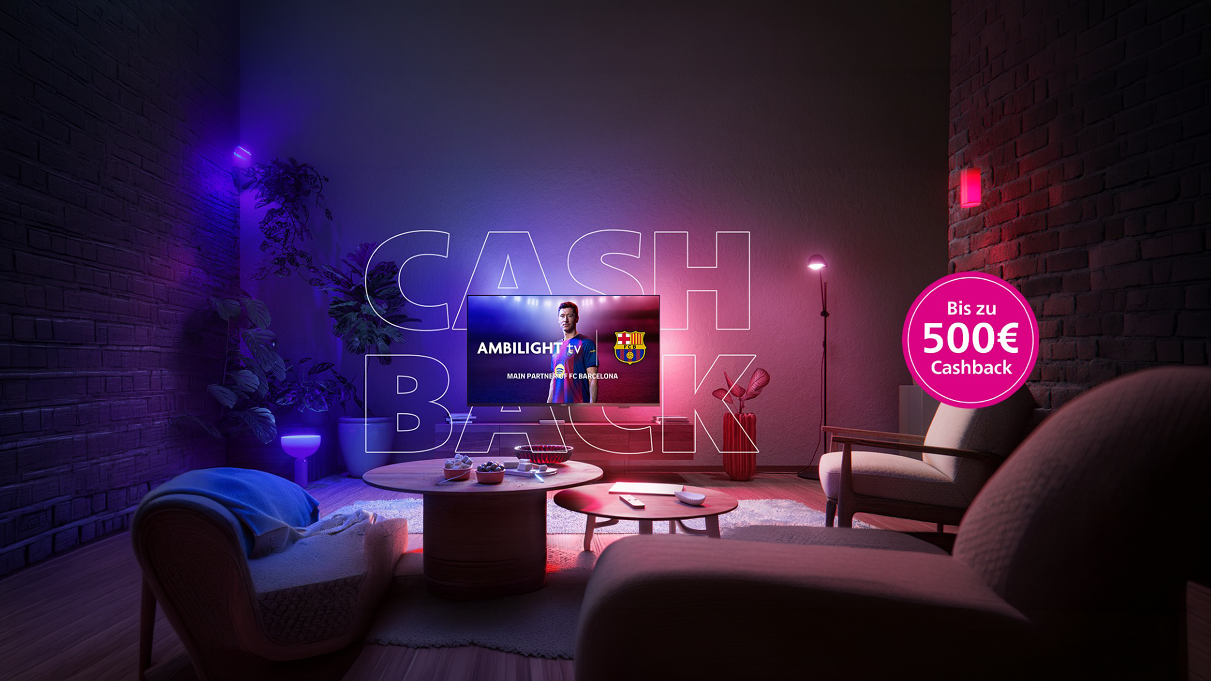 Modernes Wohnzimmer mit Ambilight-TV-Beleuchtung, Fußballpartnerschafts-Promotion auf dem Bildschirm und Cashback-Angebot von bis zu 500 €
