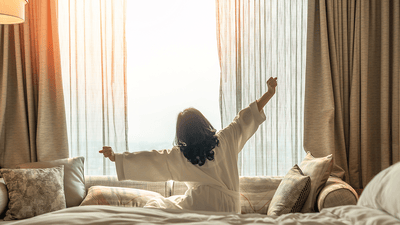 Femeie relaxându-se în pat după duș