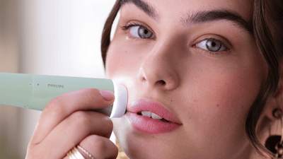 Mujeres depilándose el bigote