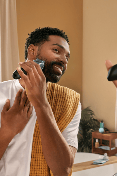 Man trimming full beard with Philips Beard Trimmer 7000