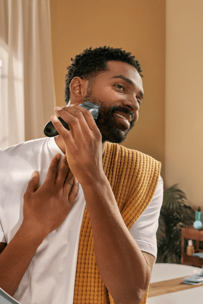 Man die een volle baard trimt met de Philips-baardtrimmer 7000