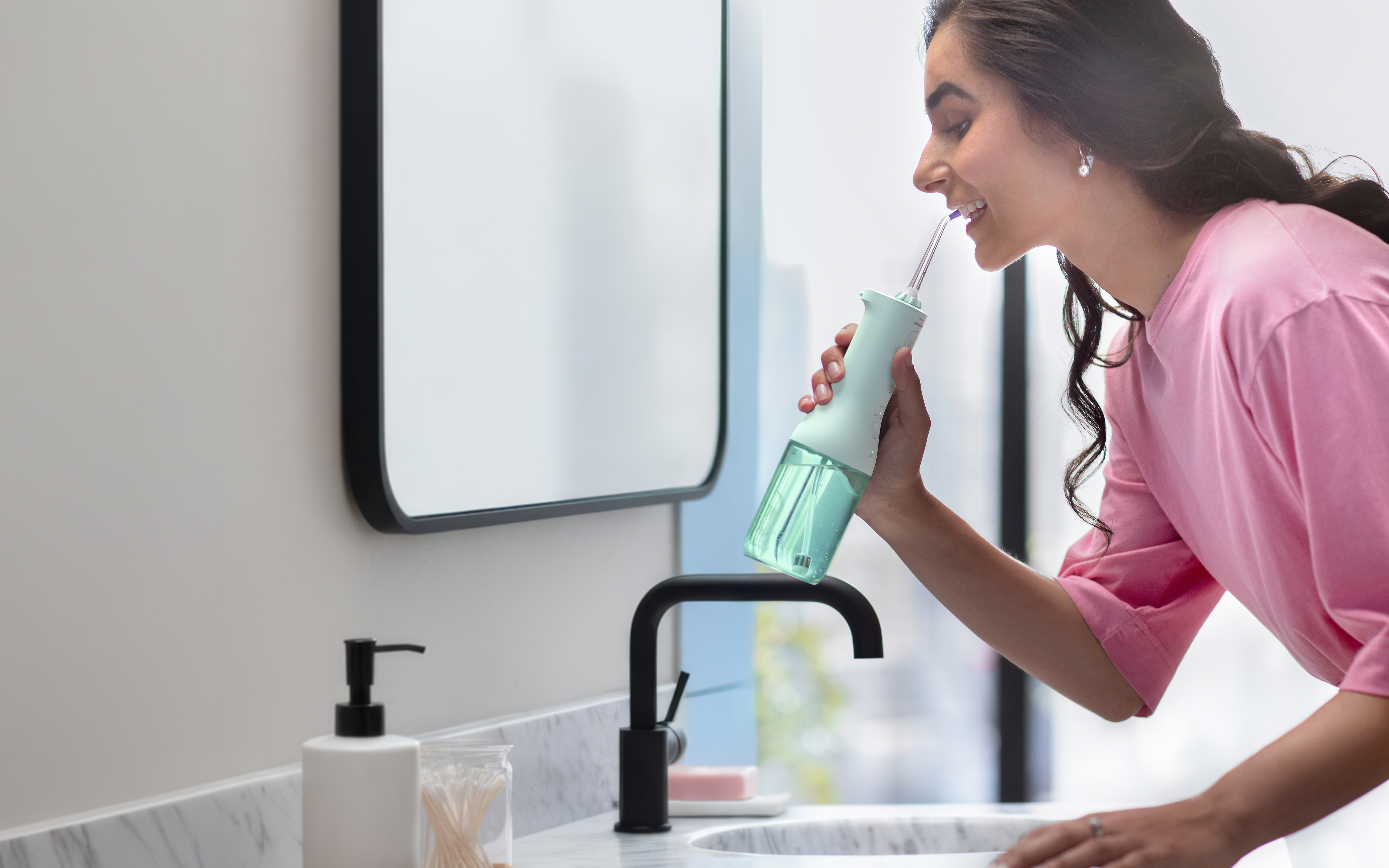 Miért fontos a fogközök tisztítása? A fogselyemtől a fogköz tisztító kefén át a szájzuhanyig