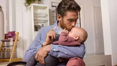 Tata karmiący niemowlę butelką Philips Avent Natural
