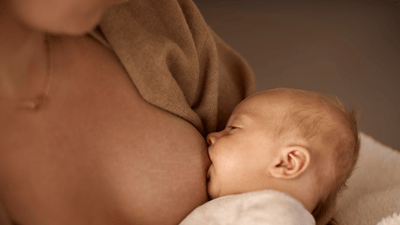 Madre amamantando a su bebé