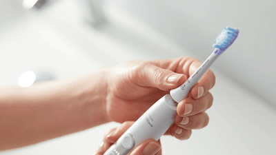 ženy držící zubní kartáček