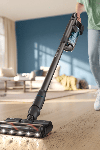 Безкабелна прахосмукачка Philips почиства пода в хол