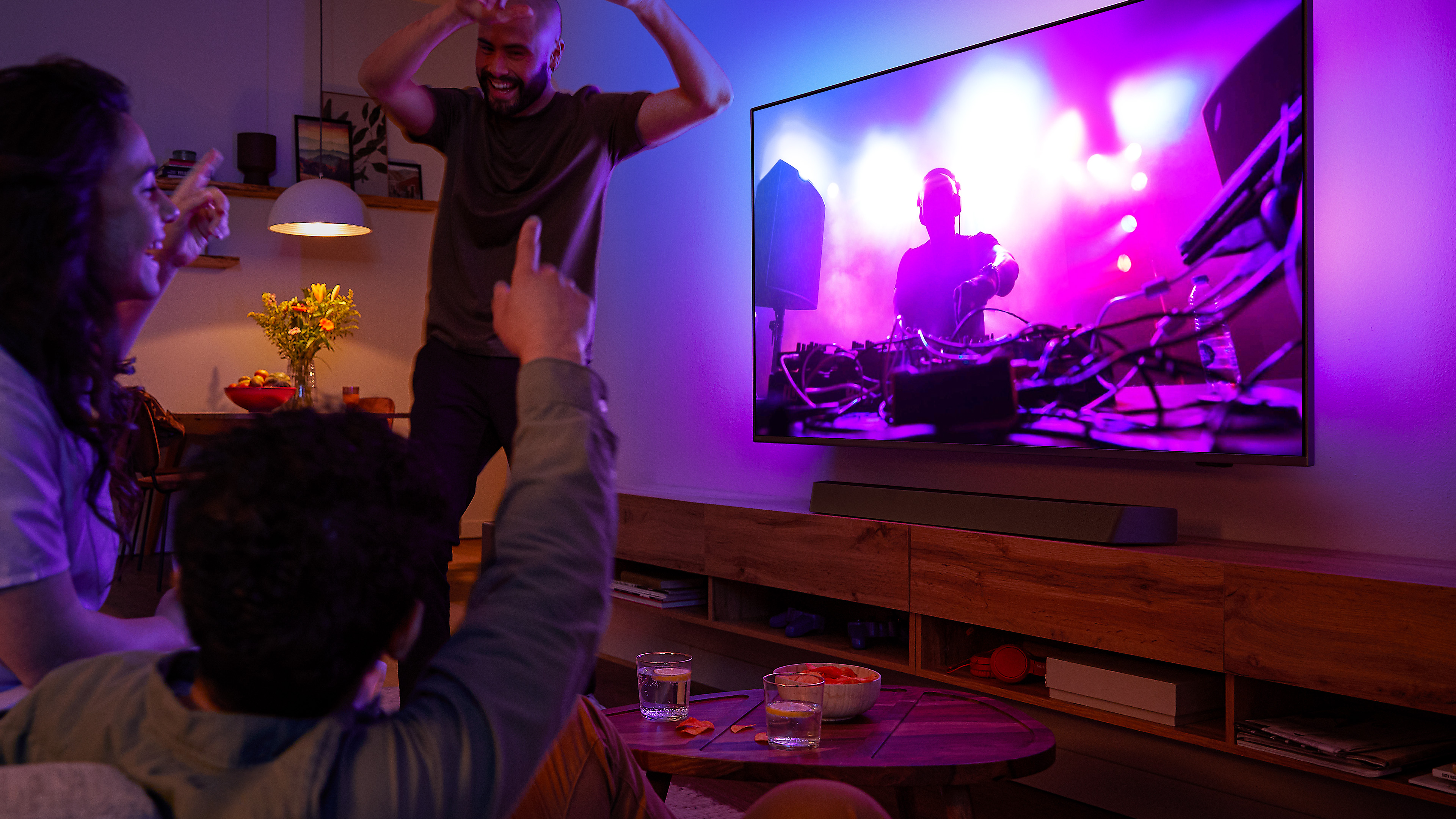 Вітальня з телевізором Philips з Ambilight