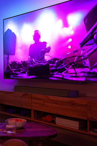 Вітальня з телевізором Philips з Ambilight