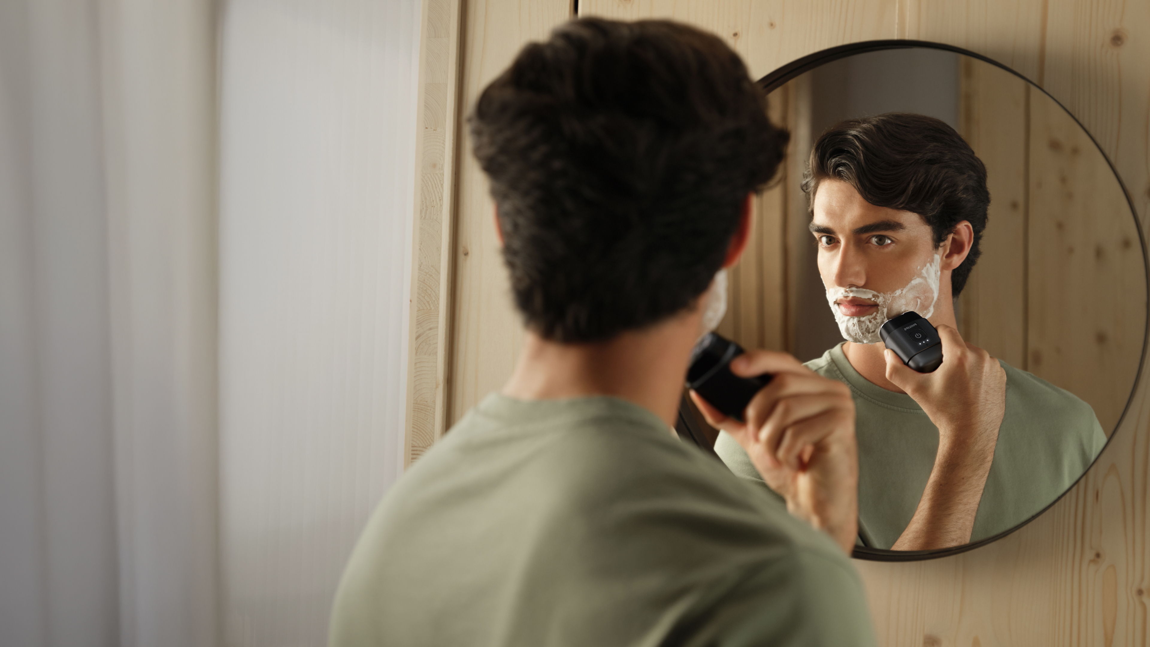 Powerful close shave. Anytime, anywhere