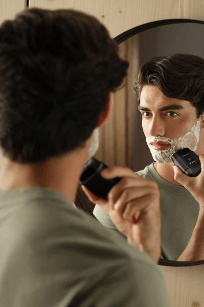 Powerful close shave. Anytime, anywhere