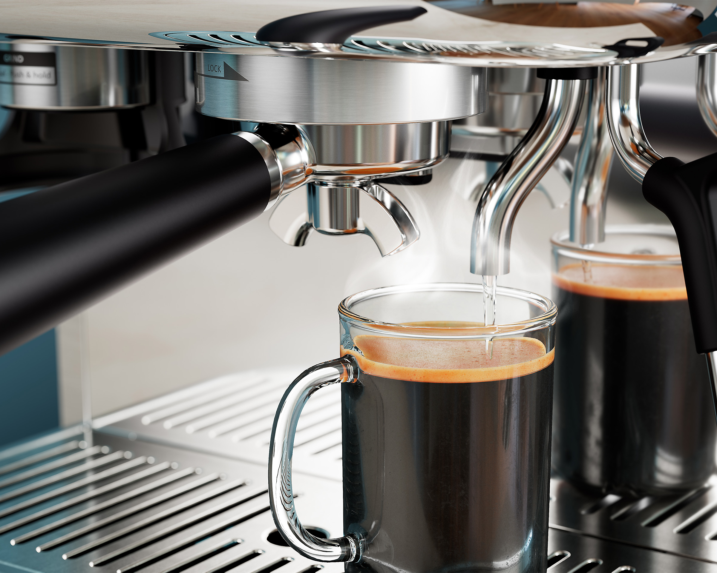 Nalievanie espressa do skleneného hrnčeka, stúpajúca para