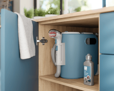 Philips traipu tīrīšanas ierīce ievietota zilā skapītī