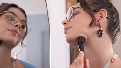 Легка посмішка в дзеркалі з ніжною елегантністю