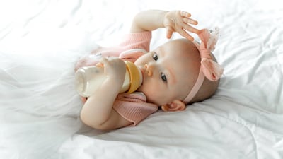 bebe pe pat