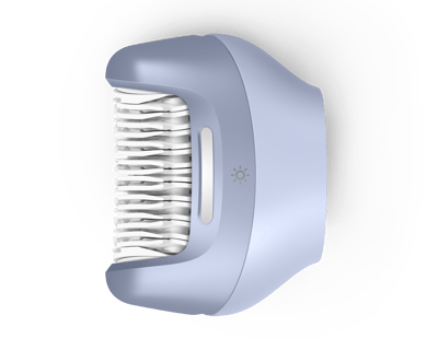 لقطة مقربة لرأس جهاز إزالة الشعر من Philips وهو يزيل الشعر من البشرة