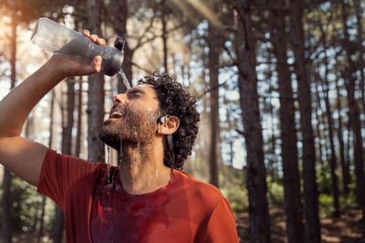 Man die Philips draadloze sportoordopjes gebruikt tijdens een outdoor training