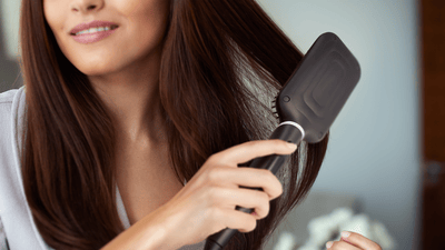 mujeres peinándose el cabello