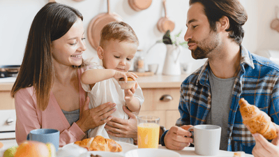 Aile, küçük çocuklarıyla birlikte yemek keyfi yapıyor.