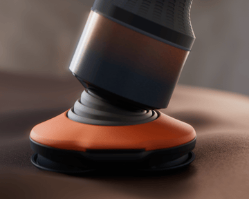 Un hombre afeitándose con una afeitadora eléctrica.