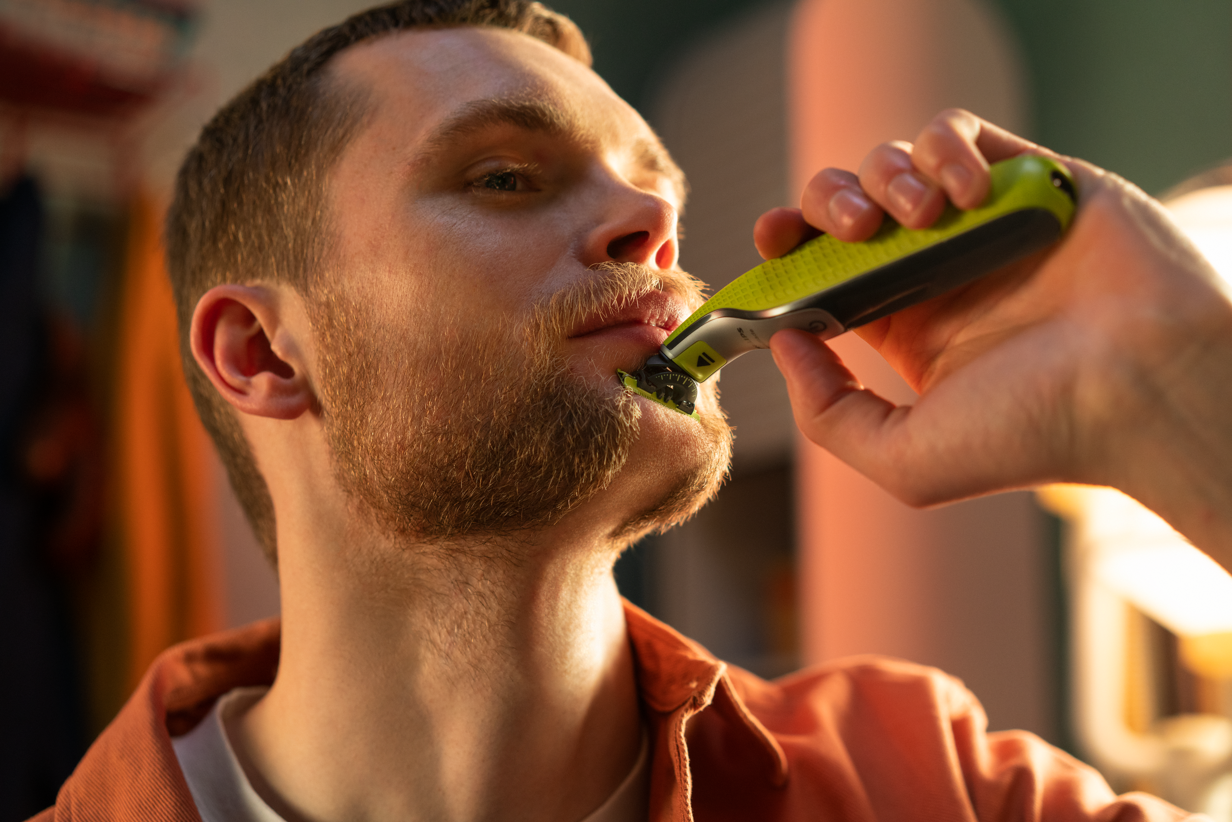 Men is using Philips oneblade product