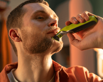 Men is using Philips oneblade product