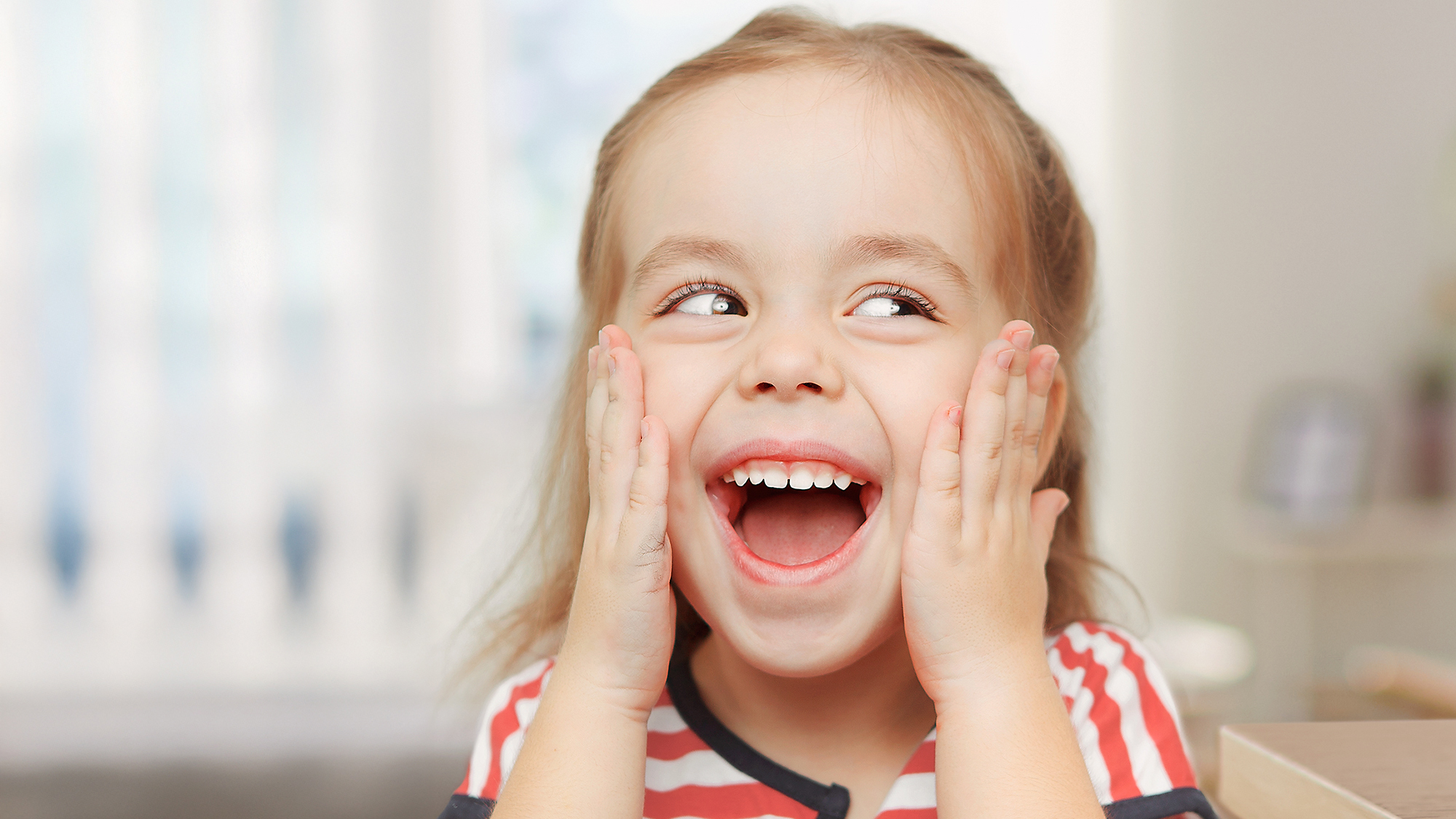 Primer plano de expresiones alegres mostrando los dientes