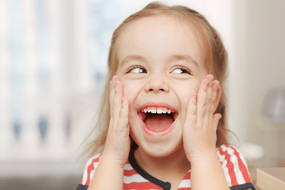 Nieprzyjemny zapach z ust dziecka - skąd się bierze?