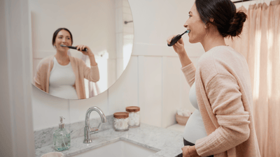 Тиха спальня з подушкою для вагітних на ліжку