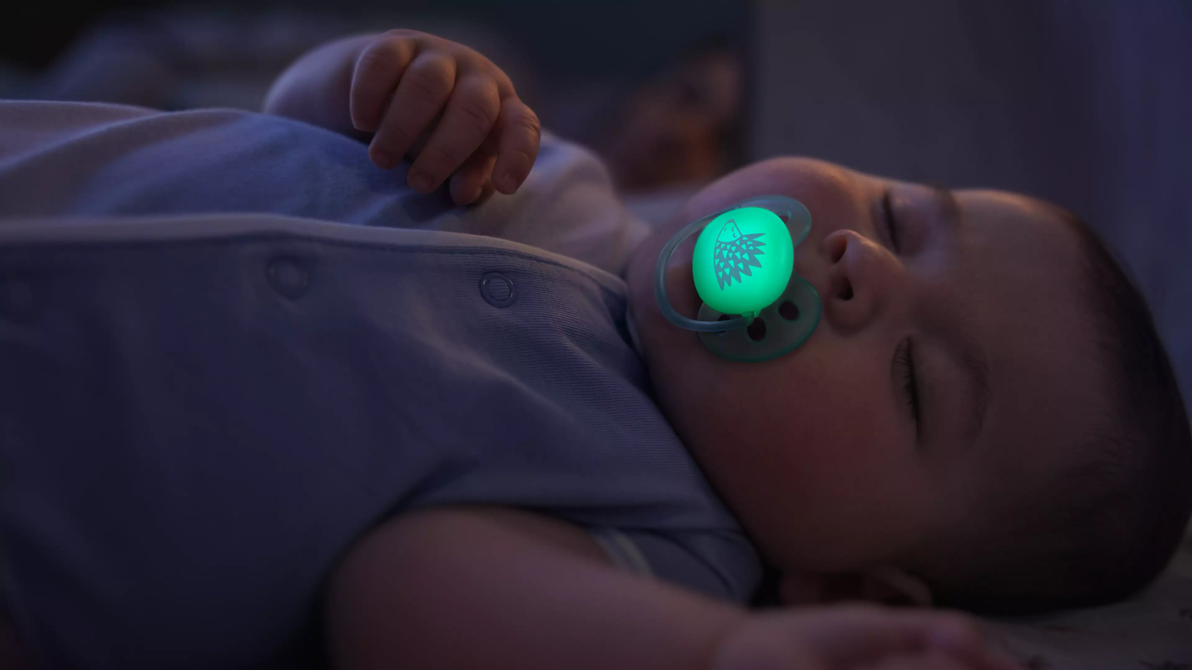 Smoczek na noc dla noworodka - dlaczego smoczki fluo...