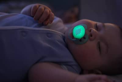 Smoczek na noc dla noworodka - dlaczego smoczki fluorescencyjne i butelki to dobry wybór