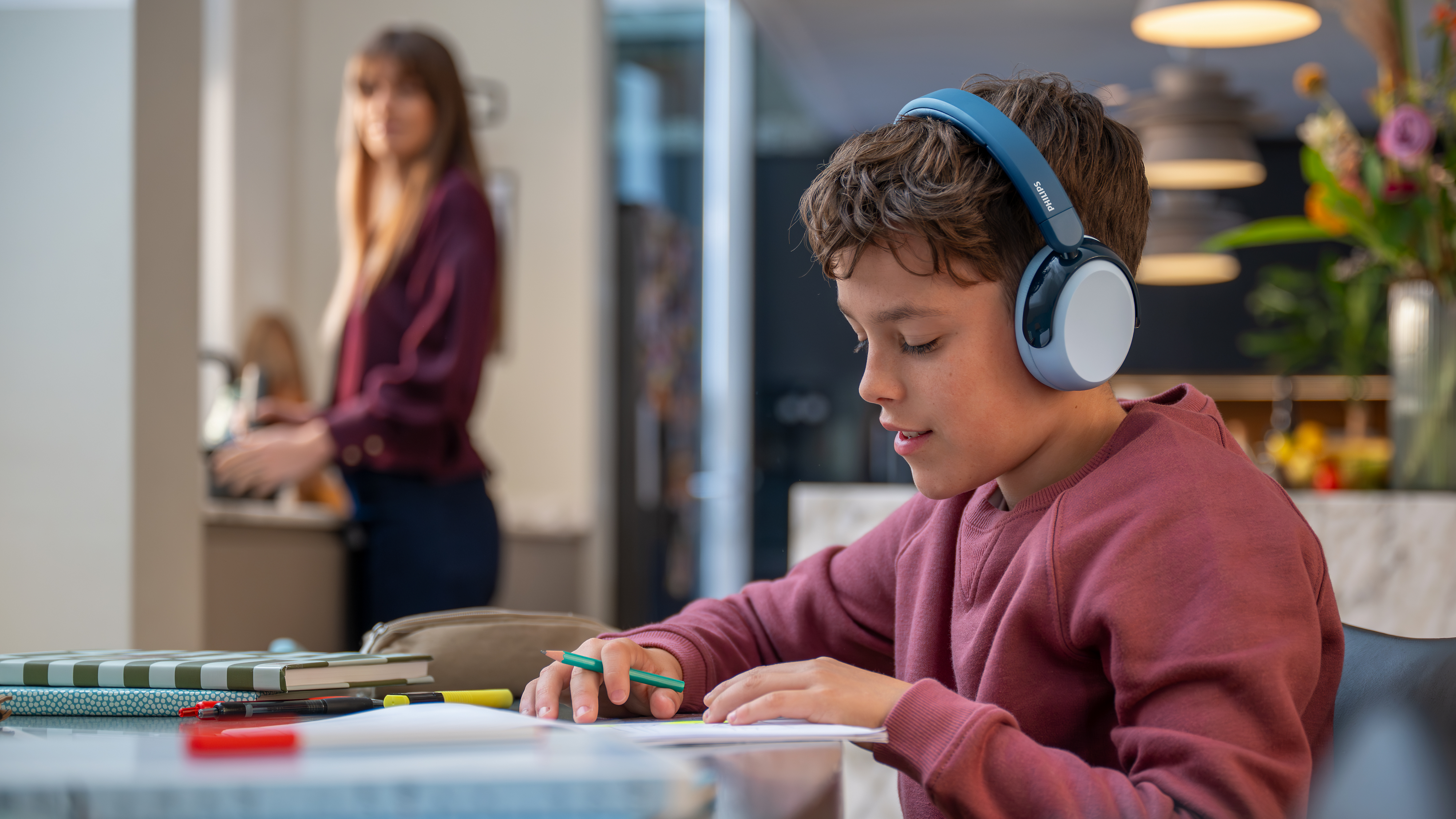 Lapset kuuntelevat musiikkia lasten Philips-kuulokkeilla