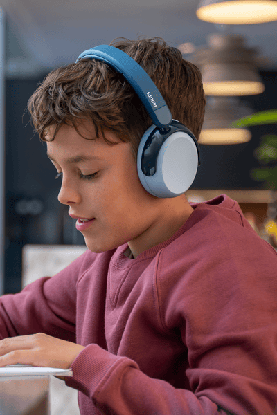 Barna lytter til musikk med Philips-barnehodetelefoner
