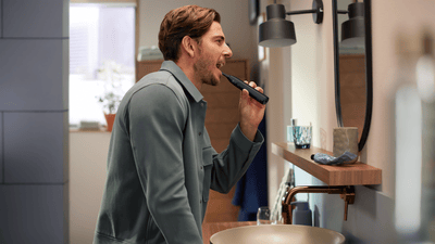 Чоловік чистить зуби