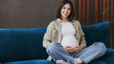 אישה בהריון נחה בבית