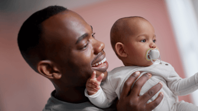 papá sosteniendo al bebé
