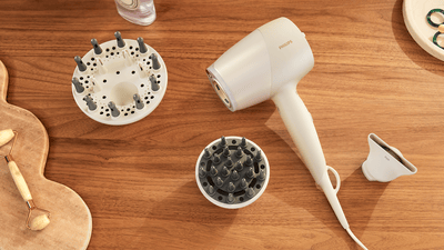 Фен з кількома насадками для укладання волосся на столі