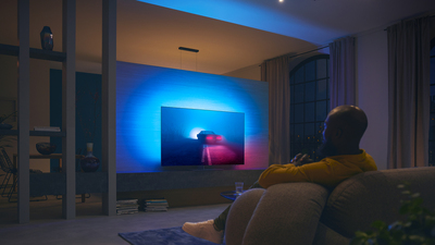 Pāris skatās filmu Ambilight televizorā