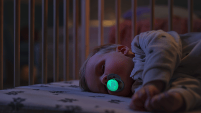 Теплий тонізований крупний план сплячого немовляти