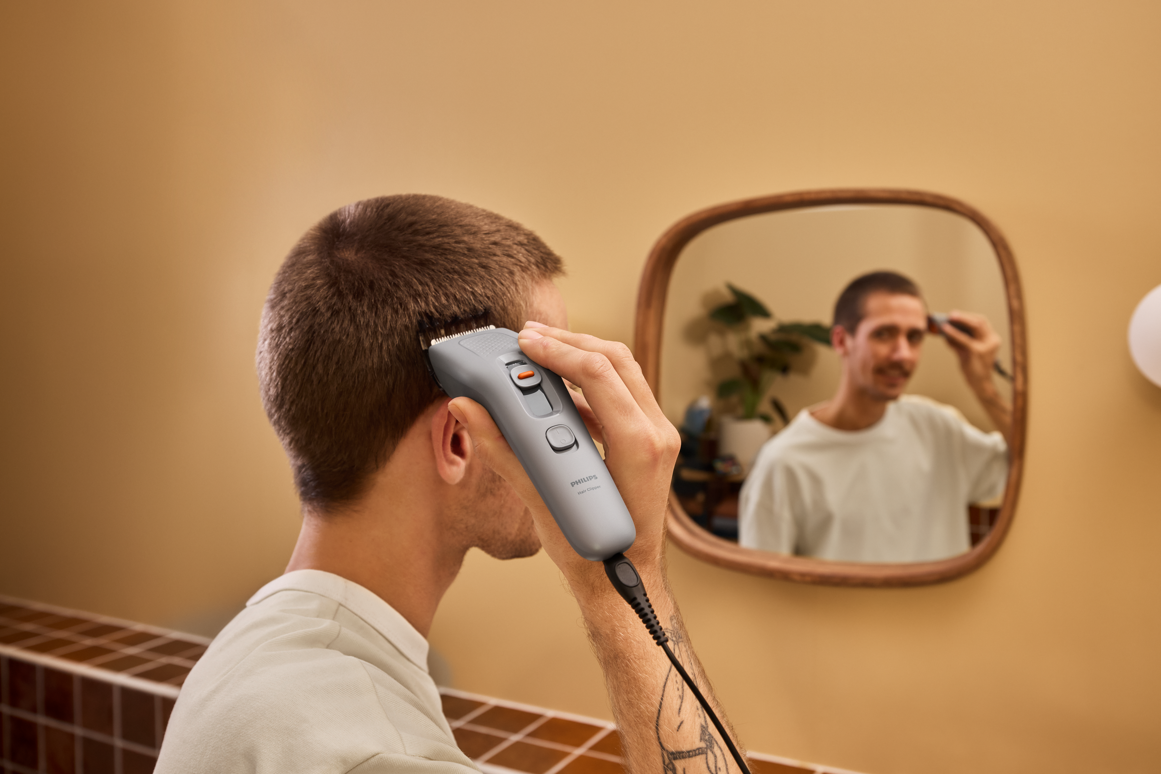 Homem aparando o cabelo com o aparador
