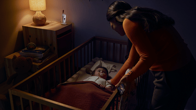 Monitor colocado en la mesita de noche