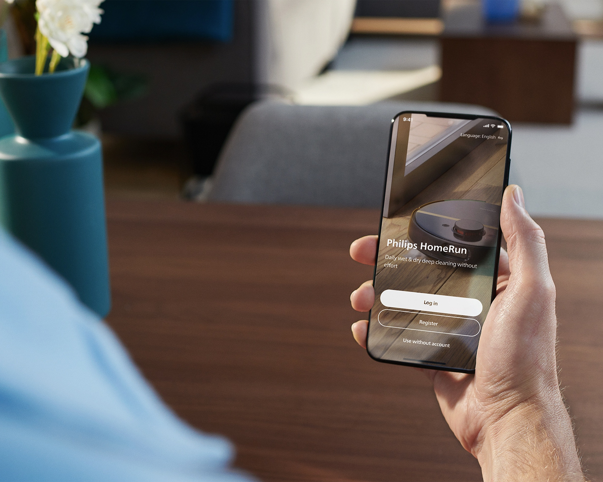Cilvēks ar viedtālruni, kurā atvērta lietotne Philips HomeRun.