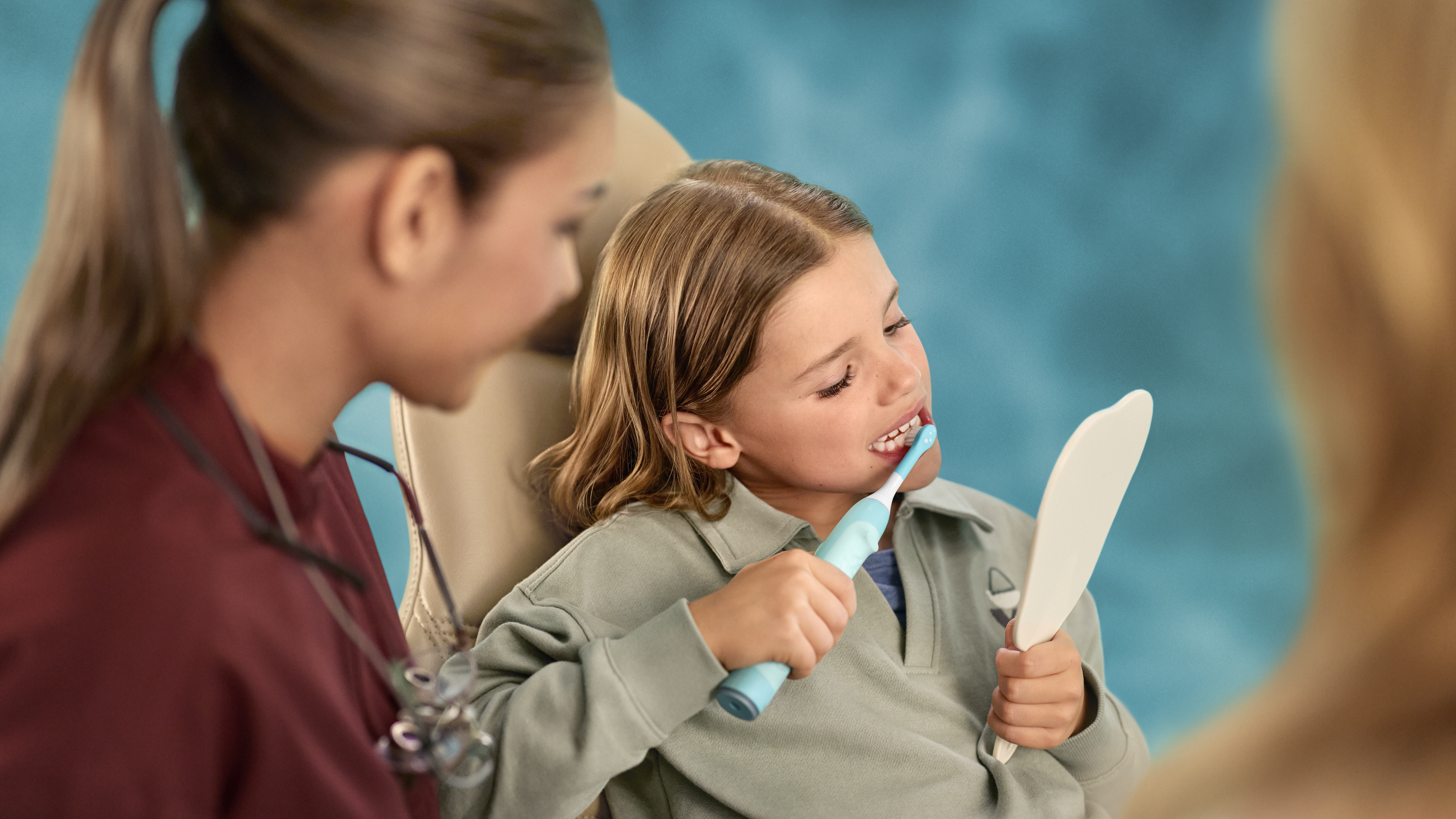 Philips Sonicare – Mutter und Tochter putzen sich die Zähne