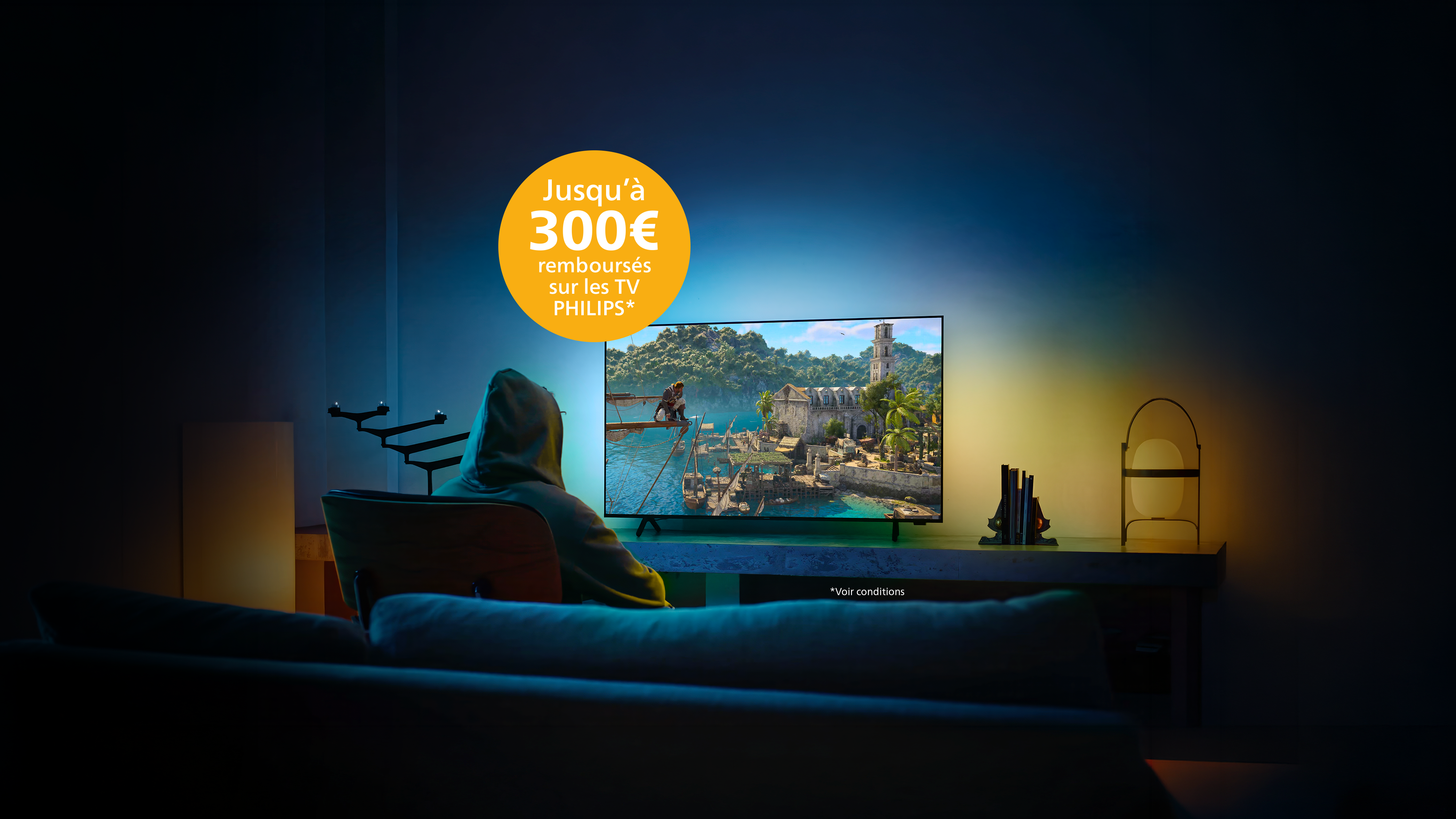 Personne jouant à Assassin’s Creed sur un téléviseur Philips Ambilight dans un salon faiblement éclairé, illuminé par les effets immersifs d’Ambilight.