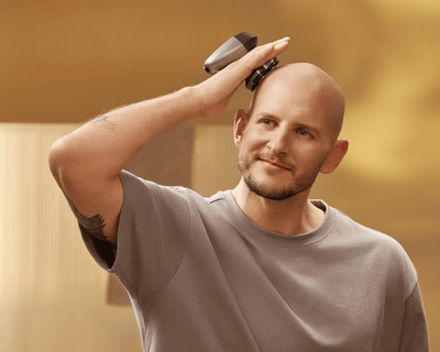 Bartek Kurek golący głowę elastyczną głowicą 360°