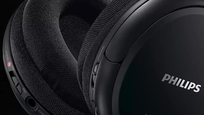 Primo piano dei comandi e dei cuscinetti auricolari delle cuffie Philips SHC5200