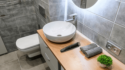 Blat de baie cu un aparat de tuns barba