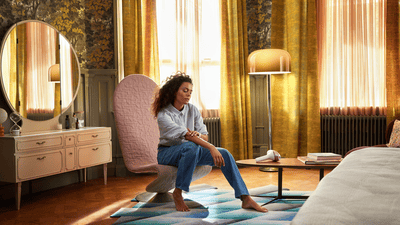 Žena sediaca na gauči